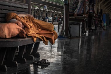 Bangkok, Tayland - 7 Temmuz 2019: Tahta koltuklarda uyuyan bir rahip Hua Lamphong 'un ana tren istasyonunda tren bekliyor..