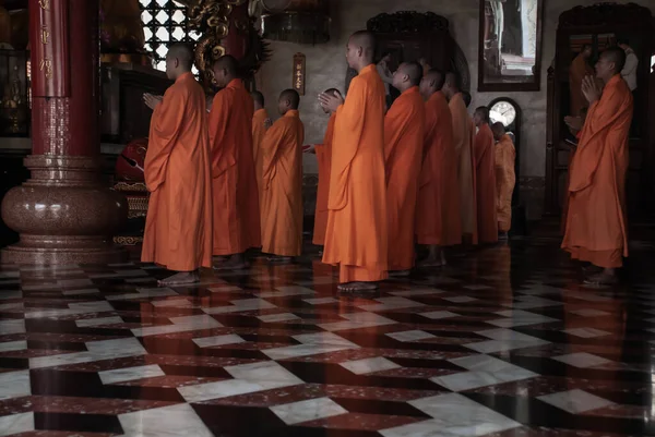 バンコク 2019年8月18日 ワット ボーマン クナラム ボーマン クナラム寺院 内で仏教の礼拝を祈る中国の僧侶 — ストック写真