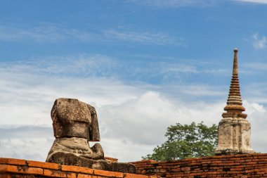 Aytthaya, Tayland, 22 Ağustos 2020: Eski Buda heykeli Tayland 'ın Ayuthaya ilindeki eski tapınakta hasar gördü. Seçici odak.