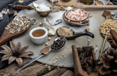 Kırsal tarzda çeşitli baharat ve otlar ve ballı ballı arka plan. Doğal bitki ilaçları, organik bitkiler ve sağlıklı konsept, seçici odaklanma.