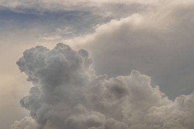 Güneşin parlayan ışığıyla bulutlu, güzel gökyüzü. Bulutun yumuşaklığı bir rahatlama hissi yaratır. Boşluğu kopyala.