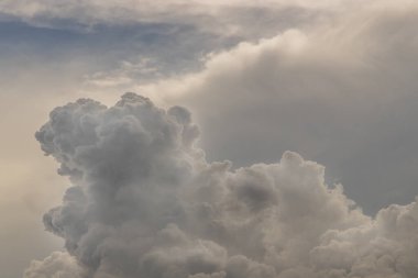 Güneşin parlayan ışığıyla bulutlu, güzel gökyüzü. Bulutun yumuşaklığı bir rahatlama hissi yaratır. Boşluğu kopyala.