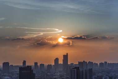 Bangkok, Tayland - 21 Haziran 2020: Gün batımından önce güzel şehir manzarası günün geri kalanı için rahatlatıcı bir his yaratıyor. Seçici odak.