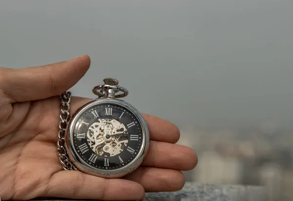 Une Montre Poche Rétro Avec Chaîne Dans Paume Main Fille — Photo