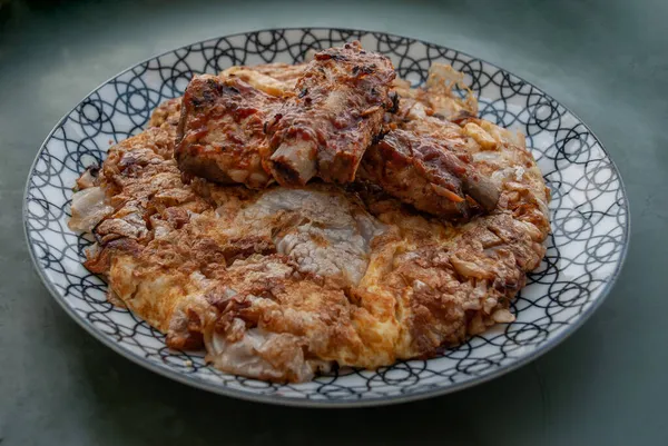 炒面和鸡蛋配上烤肉排骨 放在日本菜里 非常好吃 从上往下看 — 图库照片