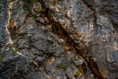 Dağlarda doğal olarak aşınan güzel granit desenleri. Dağ 'ın yüzey taşı. Boşluğu kopyala.