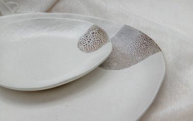 Calico 'daki beyaz plakaların ayrıntıları. Seramik sofra takımı, Güzel düzenleme.