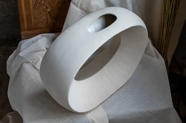 Bellissimo Vaso Ceramica Bianca Realizzato Mano Sedia Legno Arredo Casa — Foto Stock
