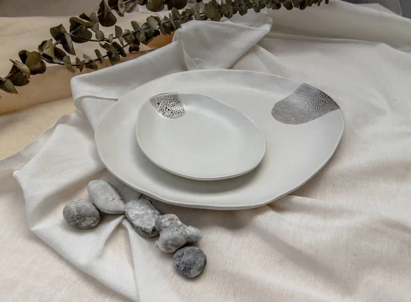 一套在卡利科上有干花的陶瓷盘子 陶瓷餐具 布置美观 — 图库照片