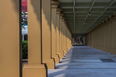 Phetchaburi, Tayland - 29 Şubat 2020: Maruek kathayawan sarayının altındaki uzay geçidi. Cha-Am bölgesindeki kralın yazlık sarayı..