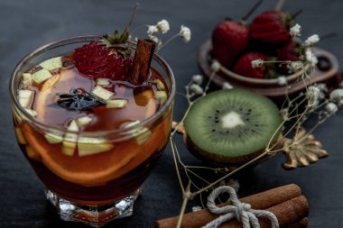 Bir bardak taze meyve ve bitkisel çay. Daha koyu arkaplan.