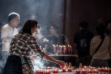 Bangkok, Tayland - 27 Ekim 2019: Tayland 'ı gezen çekici Asyalı gezgin, Tayland kültüründe Dragon Temple Kammalawat' ta (Wat Lengnoeiyi) dua ederken, Wat Leng Noei Yi Bangkok 'taki en önemli Çin Budist tapınağıdır..