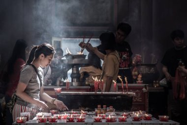 Bangkok, Tayland - 27 Ekim 2019: Tayland 'da ilginç Asyalı kadınlar, Tayland din kültürünü, Ejderha Tapınağı Kammalawat' ta (Wat Lengnoeiyi), Wat Leng Noei Yi Bangkok 'taki en önemli Çin Budist tapınağıdır..