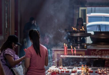 Bangkok, Tayland - 27 Ekim 2019: Tayland 'ı gezen çekici Asyalı gezgin, Tayland kültüründe Dragon Temple Kammalawat' ta (Wat Lengnoeiyi) dua ederken, Wat Leng Noei Yi Bangkok 'taki en önemli Çin Budist tapınağıdır..