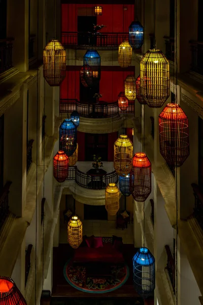 泰国曼谷 2020年2月16日 中国传统竹挂灯笼和灯泡 灯笼古老的灯 内部的亚洲装饰 — 图库照片