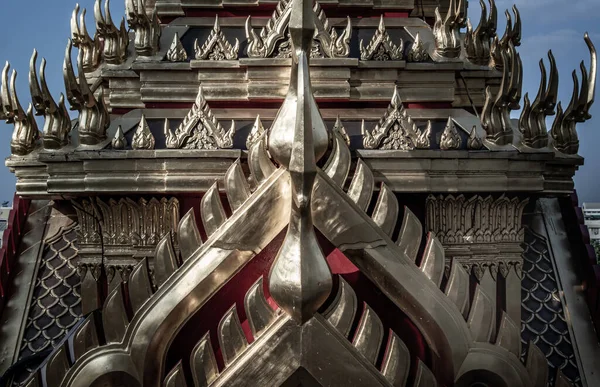 バンコク 11月23 2019 門を通ってRatchanaddaram寺院のLoha Prasart Metal Palaceの対称性ビュー プラサート金属宮殿はバンコクの有名な観光地です — ストック写真