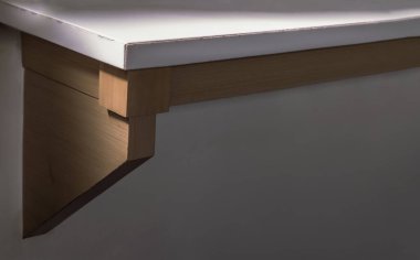 Masanın kenarları ve köşesi beyaz taştan yapılmış. Ahşap çerçevedeki masa üstü. İç tasarım, metin için boşluk, Seçici odak.