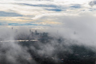 Bangkok, Tayland -29 Ağustos 2021: Bangkok şehir merkezindeki havadan etkileyici bir gökdelen manzarası sabah sisli sisli kaosta Tam olarak odaklanamıyorum..