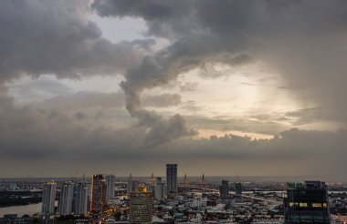 Bangkok, Tayland -17 Eylül 2021: Bangkok şehrinin gökdelenleri üzerinde fantastik renkli günbatımı gökyüzü ve köprü Chao Phraya Nehri 'ni alacakaranlıkta parlak ışıklarla geçerek şehre modern bir tarz kazandırıyor. Uzayı kopyala, özellikle odak yok..
