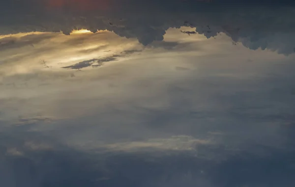 Sol Brilha Através Das Nuvens Céu Forma Das Nuvens Evoca — Fotografia de Stock