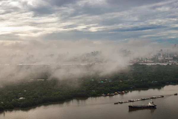 バンコク 2021年8月29日 朝の霧の中でチャオプラヤ川沿いのバンコク市内中心部の高層ビルの印象的な空中トップビュー 特に焦点がない — ストック写真