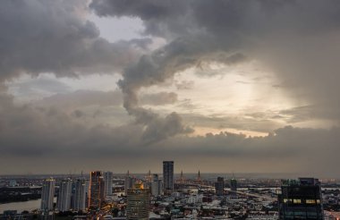Bangkok, Tayland -17 Eylül 2021: Bangkok şehrinin gökdelenleri üzerinde fantastik renkli günbatımı gökyüzü ve köprü Chao Phraya Nehri 'ni alacakaranlıkta parlak ışıklarla geçerek şehre modern bir tarz kazandırıyor. Uzayı kopyala, özellikle odak yok..