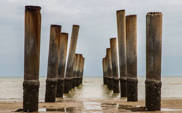 Pilares Inclinados Velho Cais Olhando Para Praia Dia Ensolarado Foco — Fotografia de Stock