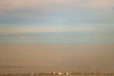 Mavi gökyüzüne karşı güzel sakin deniz manzarası. Güneşli bir günde mavi gökyüzü manzarası, Pastels tonları, kopyalama alanı, özellikle odak yok,.