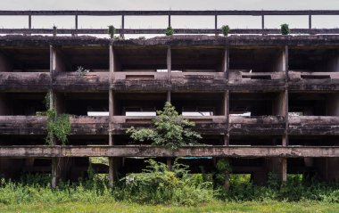 Eski terk edilmiş binanın dışındaydı ve zamanla ve yapısal elementlerin ve harabelerin görünür parçalarında bozulmaya bırakıldı. Tam olarak odaklanamıyorum..