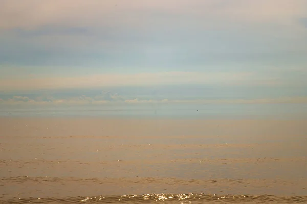 青い空に対して美しい穏やかな海の景色 晴れた日の青空のシーン パステルトーン コピースペース フォーカスなし — ストック写真