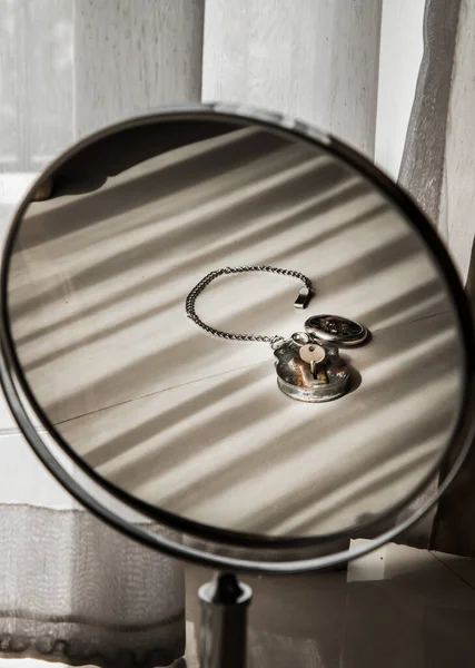 Espejo Circular Con Reflejos Reloj Bolsillo Retro Candado Hierro Antiguo —  Fotos de Stock