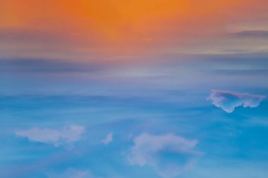 Güneş, gün batımında bulutların arasından çarpıcı bir ışıkla parlıyor. Bulutların şekli hayal gücünü ve yaratıcılığı çağrıştırıyor. Harika görünen duvar kağıtları olarak kullanılabilirler. Boşluğu kopyala.