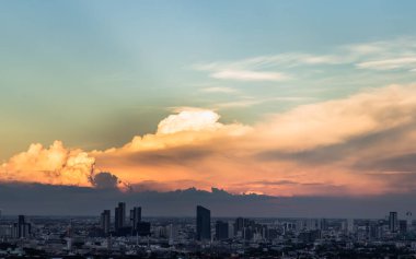Bangkok, Tayland - 16 Ağustos 2021: Bangkok 'taki büyük metropol şehri üzerinde turuncu ve mavi gökyüzü bulutlu güneşin doğuşunun ya da batışının muhteşem manzarası. Boşluğu kopyala, Seçici odak.