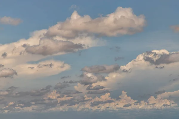 Matahari Bersinar Melalui Awan Awan Langit Bentuk Awan Membangkitkan Imajinasi — Stok Foto