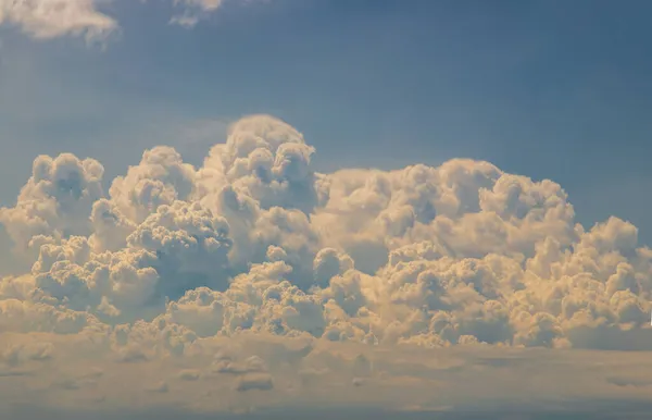 Soleil Brille Travers Les Nuages Ciel Forme Des Nuages Évoque — Photo