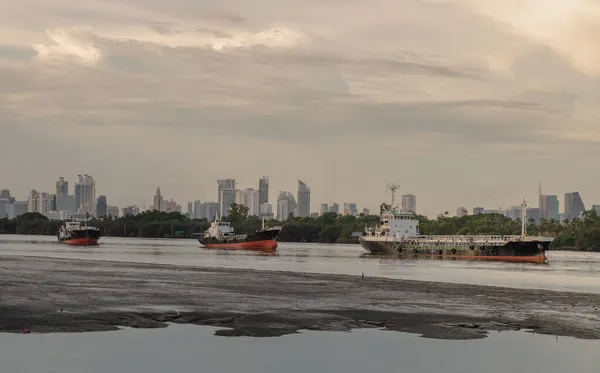 バンコク2021年7月31日 超高層ビルを背景に チャオプラヤ川の真ん中に3隻の貨物船が停泊 特に焦点がない — ストック写真