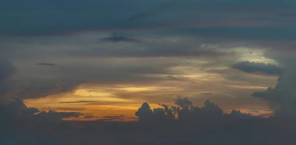 Πανοραμική Του Φωτισμού Λάμπει Μέσα Από Σύννεφα Στο Ηλιοβασίλεμα Ουρανό — Φωτογραφία Αρχείου
