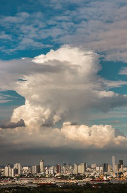 Bangkok, Tayland - 29 Ağustos 2021: Asya 'daki büyük metropol şehri üzerinde güzel bir öğleden sonra manzarası. Arka planda yüksek bina ve gökdelen var. Tam olarak odaklanamıyorum..