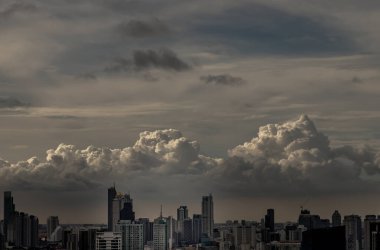 Bangkok, Tayland - 15 Şubat 2021: Bangkok 'taki büyük metropol şehri üzerinde turuncu ve mavi gökyüzü bulutlu güneşin doğuşu ve batışının muhteşem manzarası. Uzayı kopyala, özellikle odak yok..