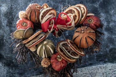 Sevgililer Günü Meyvesinden Yapılan Kalp Duvarda romantik bir sevgililer günü tatili simgesi olarak. Özlemişim seni. Sevgililer Günü arka plan kavramı. Uzayı kopyala Seçici odak.