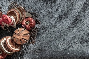 Kalbin yarısı, tamamlamak için diğer yarısını aramaya koyuldu. Birilerinin sevgiye ihtiyacı var ve birbirlerine zaman ayırıyorlar. Özlemişim seni. Sevgililer Günü konsepti, 14 Şubat. Uzayı kopyala Seçici odak.