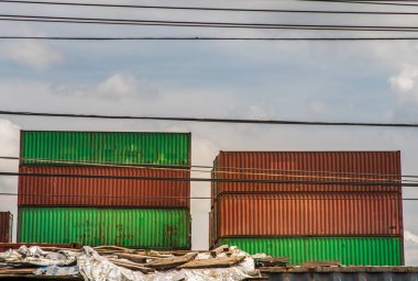 Lojistik ithalat işi için sanayi konteynırları kutusu. Depolama alanında istiflenmiş kargo konteynerleri. Tam olarak odaklanamıyorum..