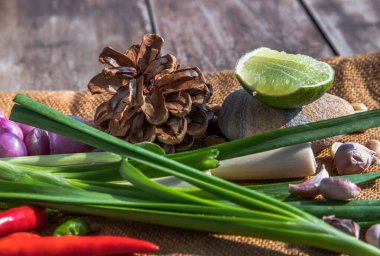 Bitkiler ve malzeme karışımı (limon otları, shallot, sarımsak, biber, taze soğan, fıstık) çuval bezi üzerinde. Yum yapmak için. Lezzetli ve baharatlı, sağlıklı Tayland yemeği kavramı. Seçici odak.