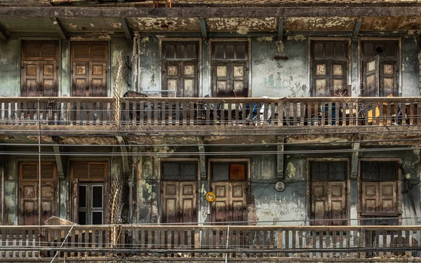 バルコニーに木製の窓や木製のドアを持つ古い建物の外に時間をかけて劣化するために残された 中国建築様式 古い家 いいえフォーカス — ストック写真