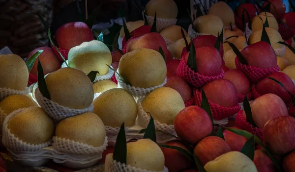 Een Stapel Rode Appel Gele Chinese Peer Koop Stadsmarkt Geen — Stockfoto