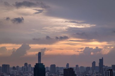 Bangkok, Tayland - Mey18, 2021: Bangkok 'taki büyük metropol şehri üzerinde turuncu ve mavi gökyüzü bulutlu güneşin doğuşunun ya da batışının muhteşem manzarası. Uzayı kopyala, özellikle odak yok..