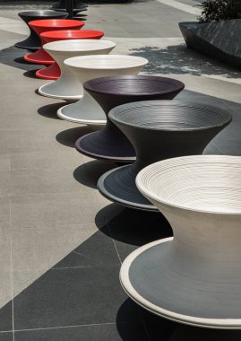 Geniş, soyut, dairesel bardaklar uzay dekorasyonu için renkli ve perspektifli tasarım yapıyorlar. Uzayı kopyala, odağı seç.