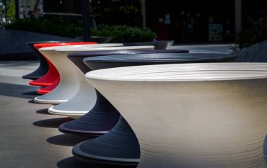 Geniş, soyut, dairesel bardaklar uzay dekorasyonu için renkli ve perspektifli tasarım yapıyorlar. Uzayı kopyala, odağı seç.