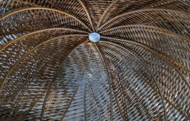 Parktaki dekoratif çekicilik için altın çelik heykel. Mimari yapı dekoratif metalden oluşur. Seçici odak.