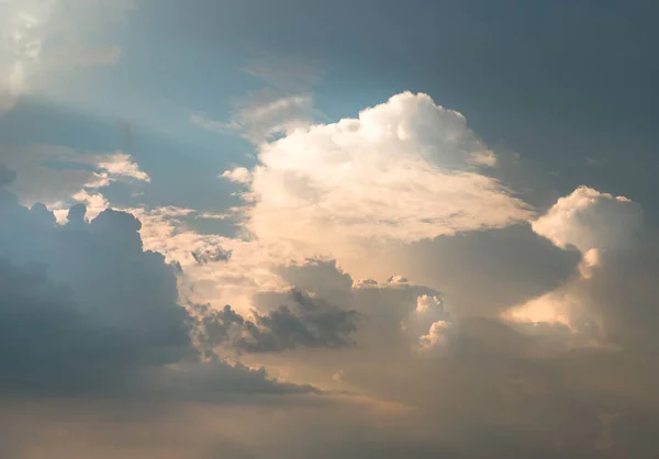Felhős Gyönyörű Napfényből Sugárzó Fénnyel Felhő Lágysága Relaxáció Érzését Kelti — Stock Fotó